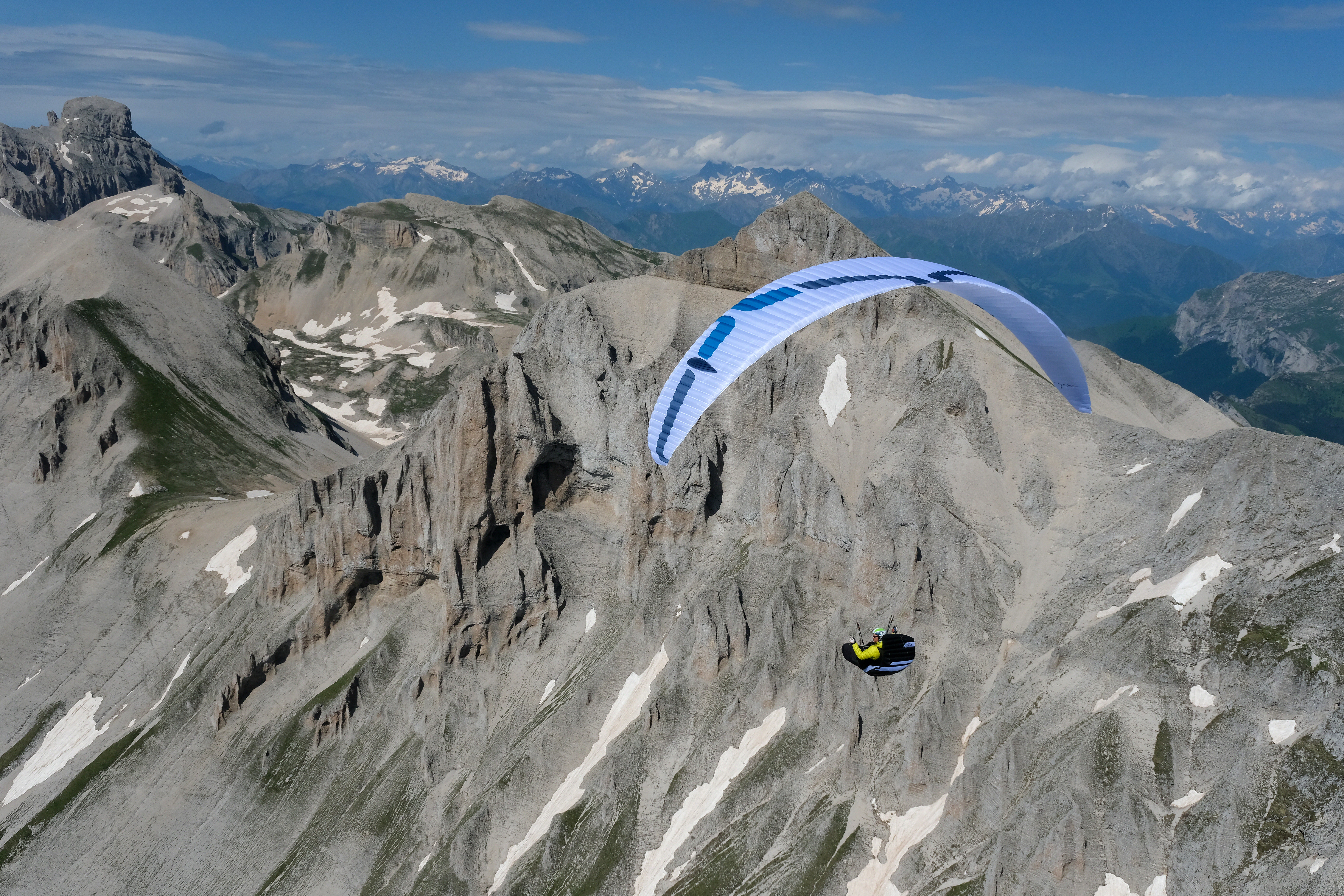 Pilote en vol hike and fly au-dessus des Alpes