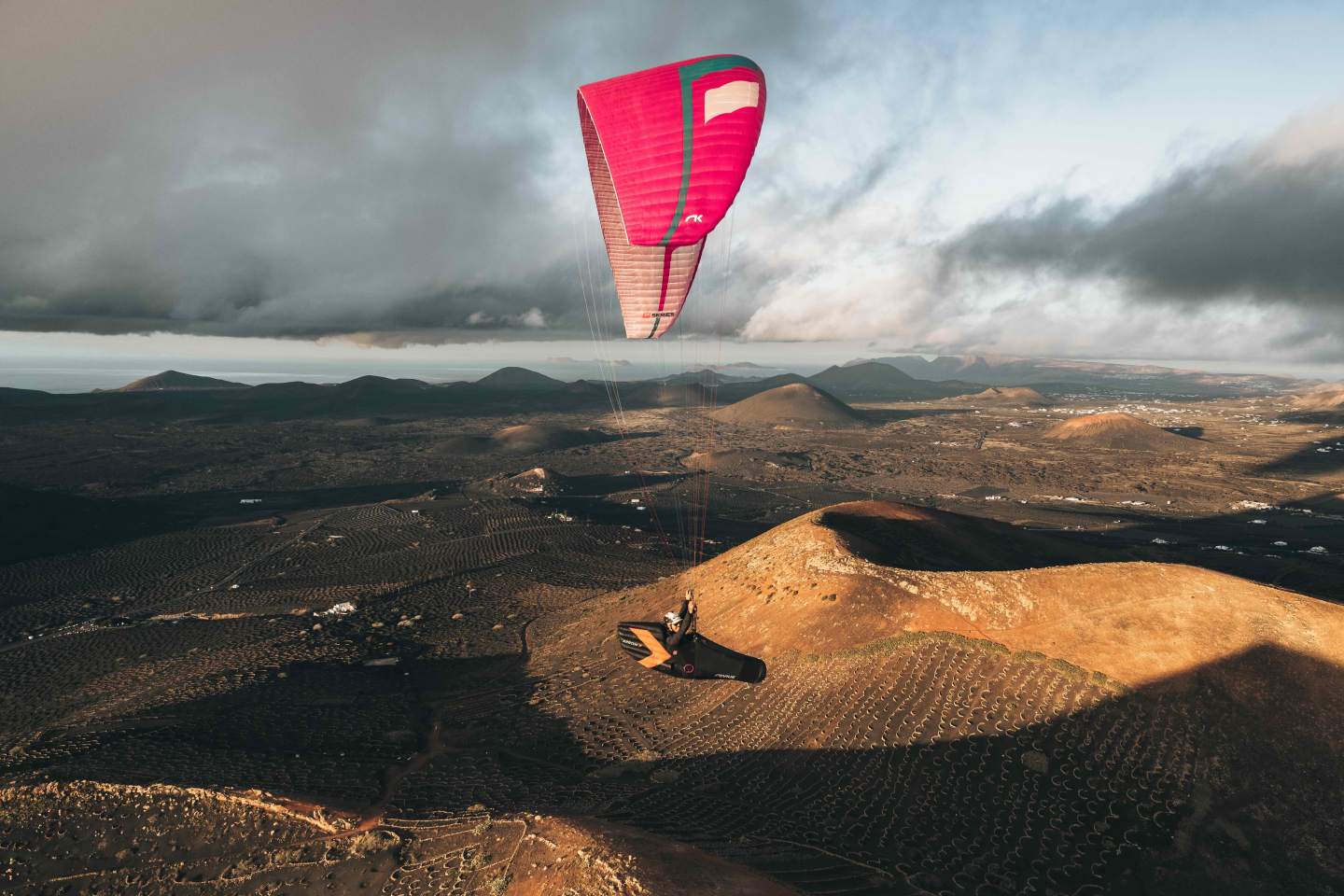 Voile légère Niviuk Artik 7 P étalée au sol avant le décollage, exemple de matériel hike & fly orienté performance.