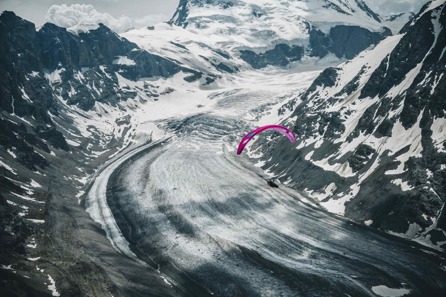 Parapente survolant la Mer de Glace, itinéraires hike & fly des Alpes