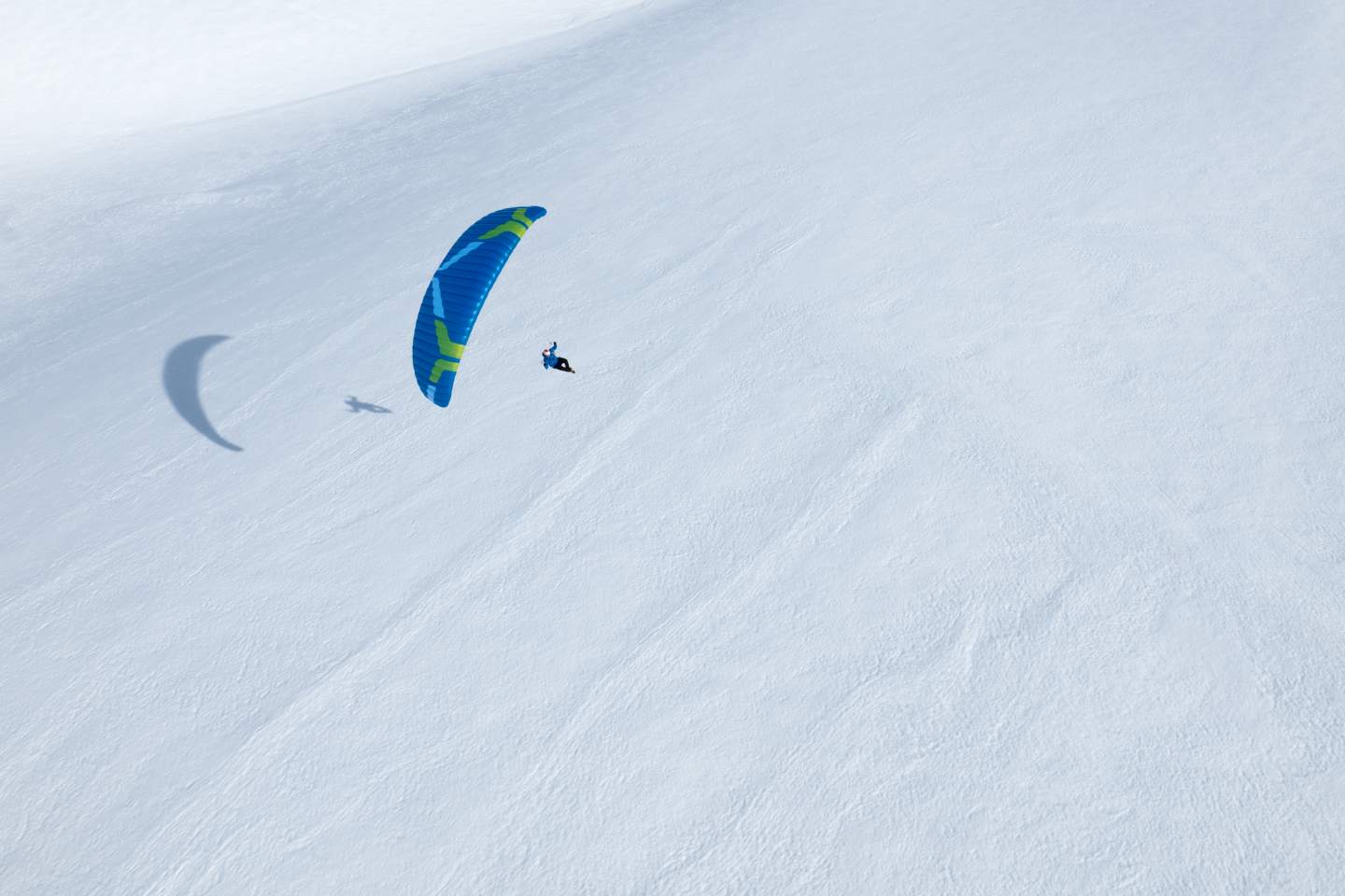 Équipement ultraléger de parapente porté en montagne pour le hike and fly