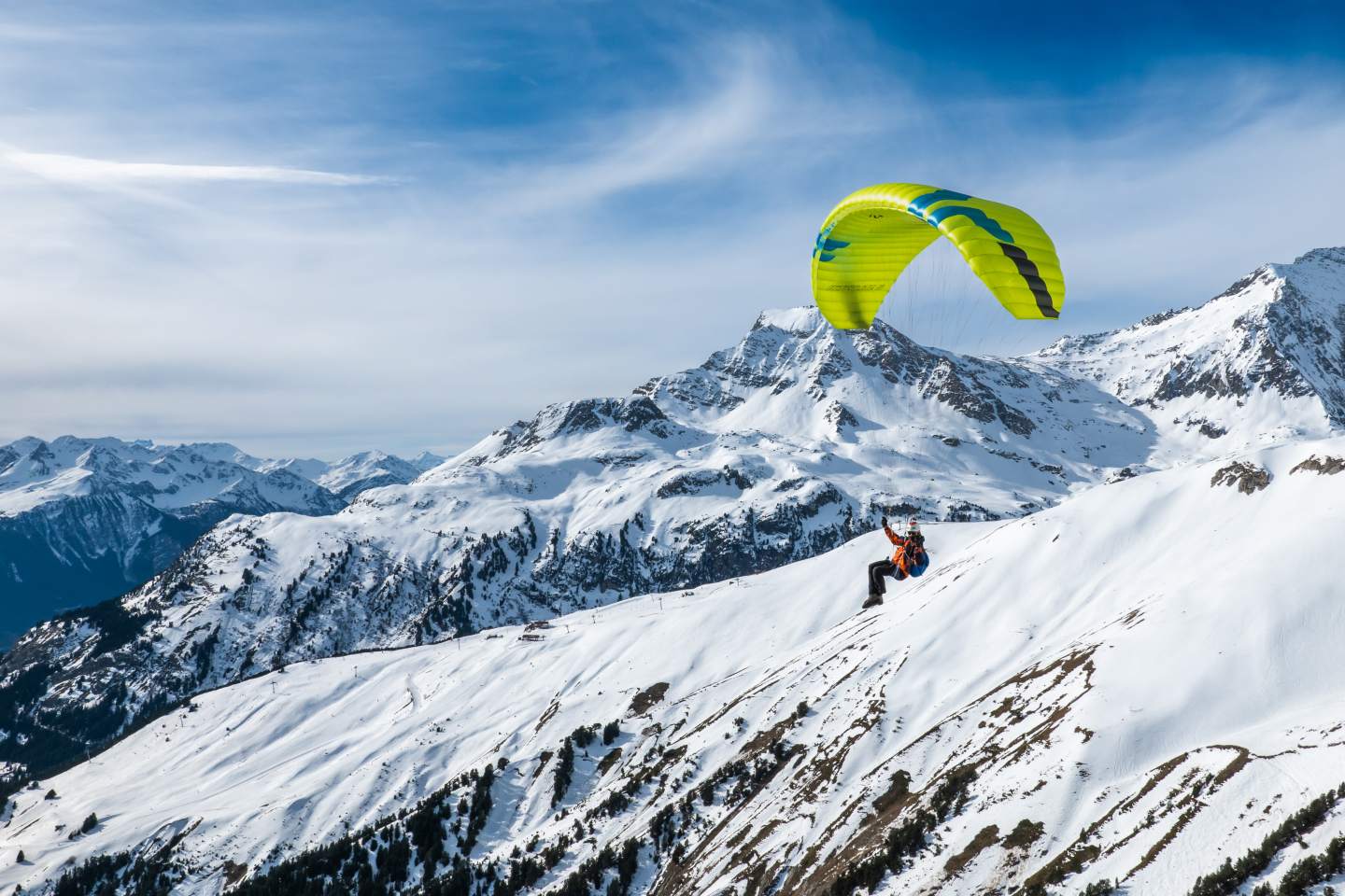 Pilote et voile légère sur une arête enneigée, entre montée à pied et vol