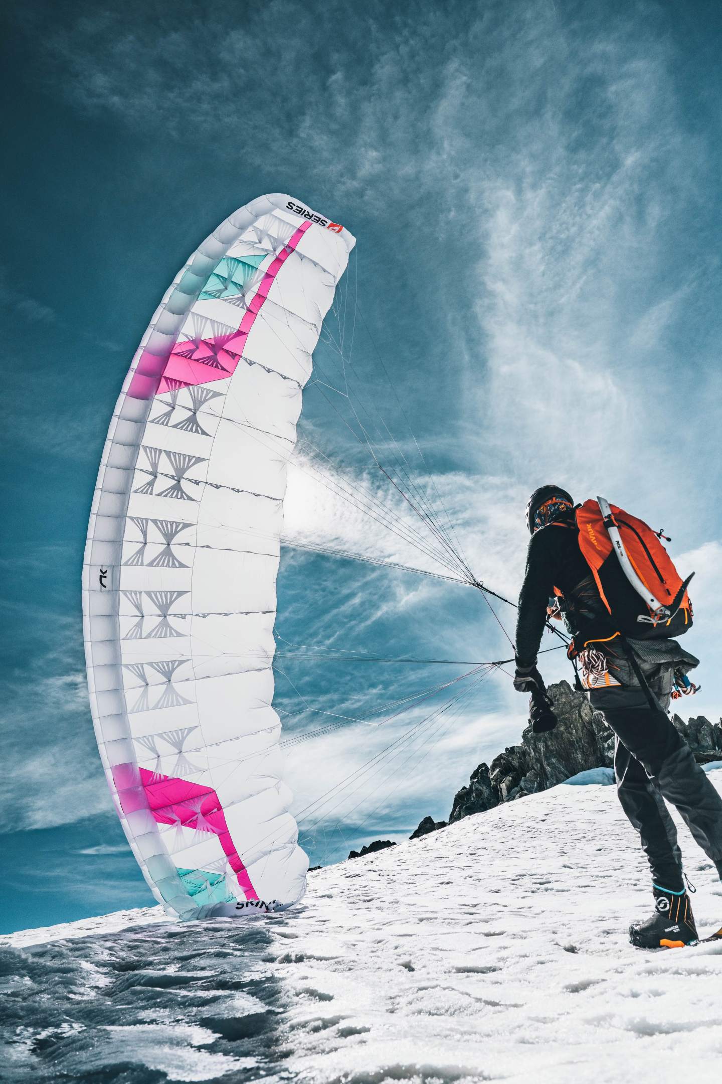 Parapente léger prêt et sac de hike & fly préparé la veille au soir pour une sortie en montagne