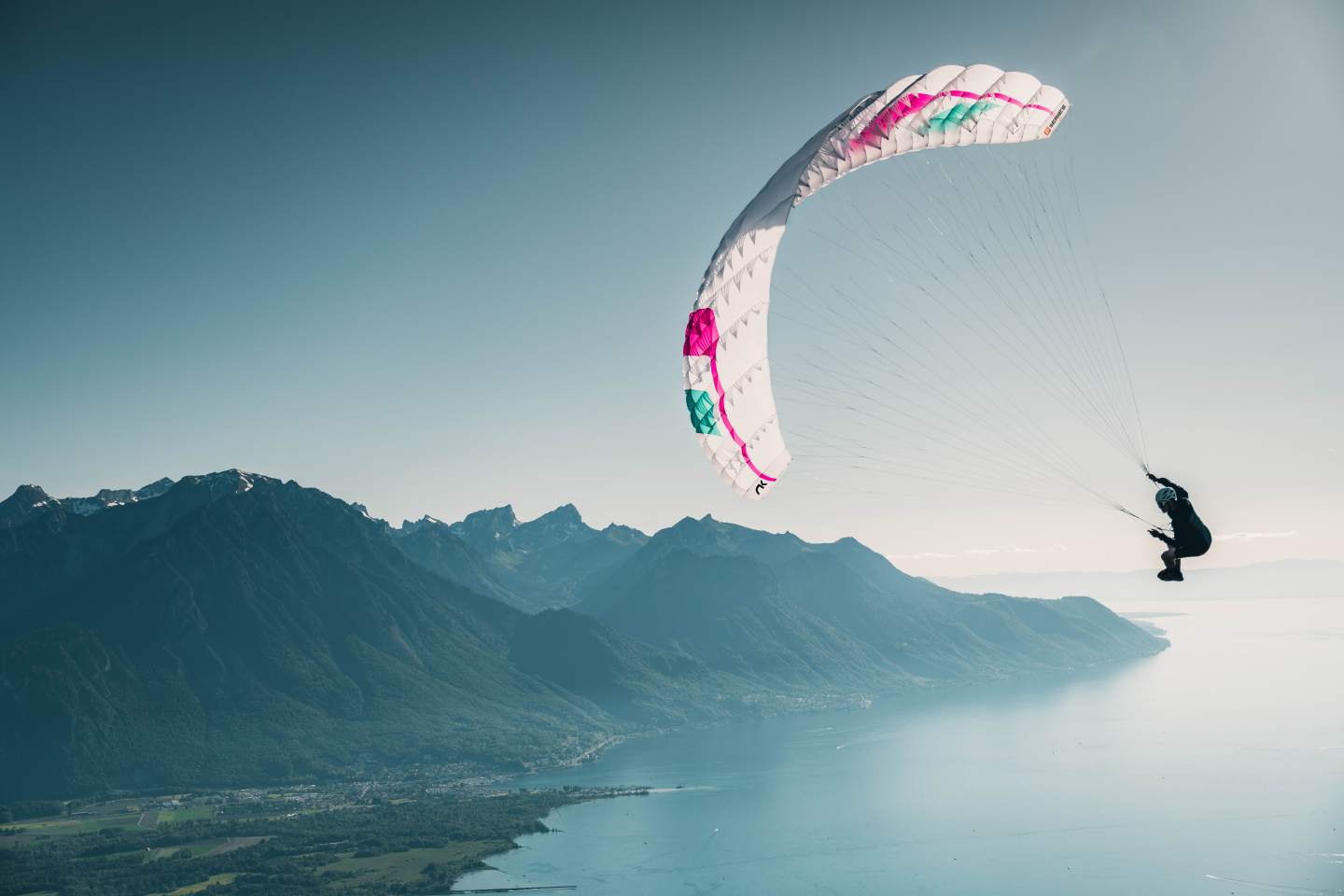 Aile de parapente Skin 4 en vol lors d'une fenêtre météo favorable
